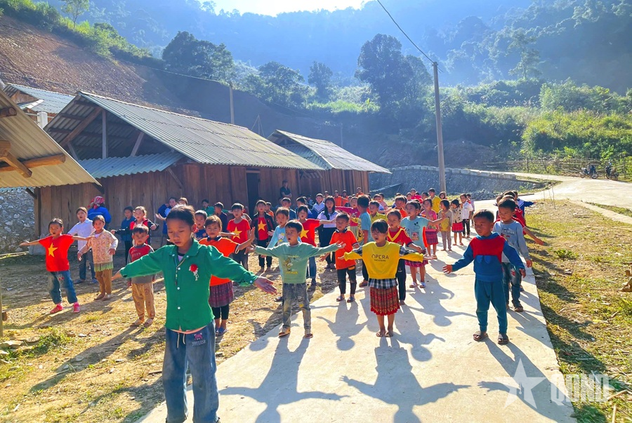 Người Mông bản Ón ơn Đảng